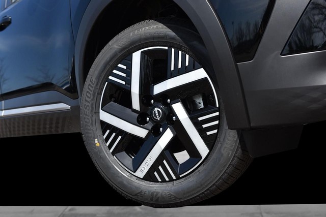 Nissan Kicks Vehicle Full-screen Gallery Image 3