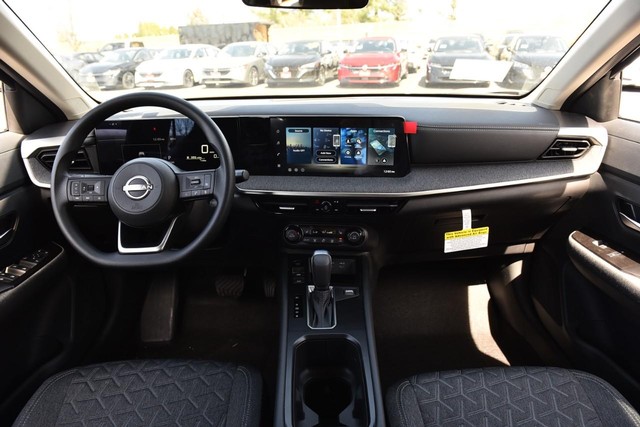 Nissan Kicks Vehicle Full-screen Gallery Image 8