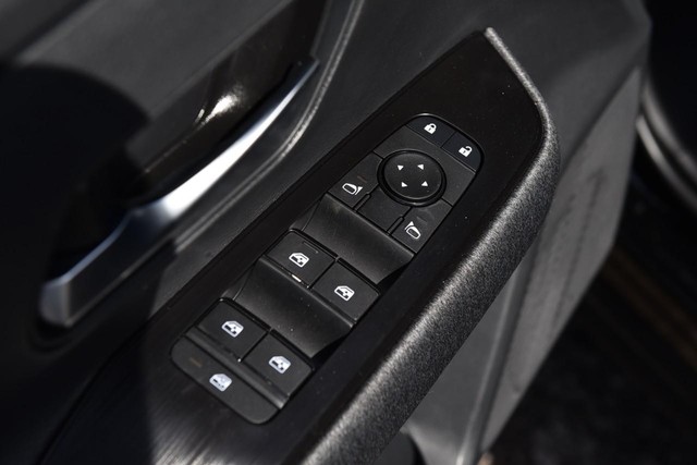 Nissan Kicks Vehicle Full-screen Gallery Image 9