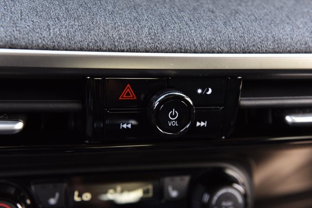 Nissan Kicks Vehicle Full-screen Gallery Image 15