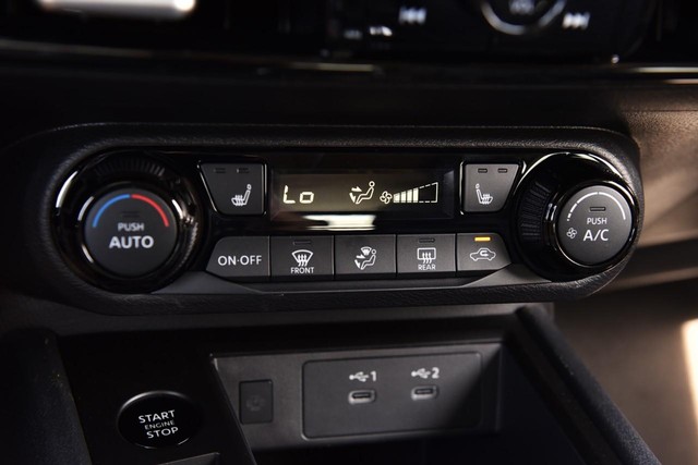 Nissan Kicks Vehicle Full-screen Gallery Image 16