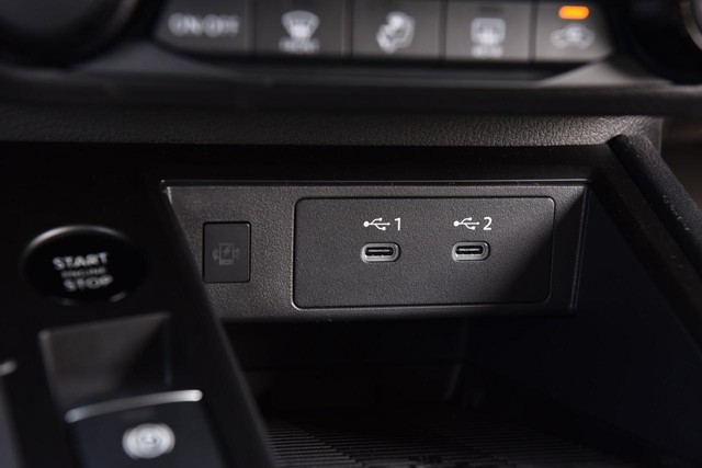 Nissan Kicks Vehicle Full-screen Gallery Image 17