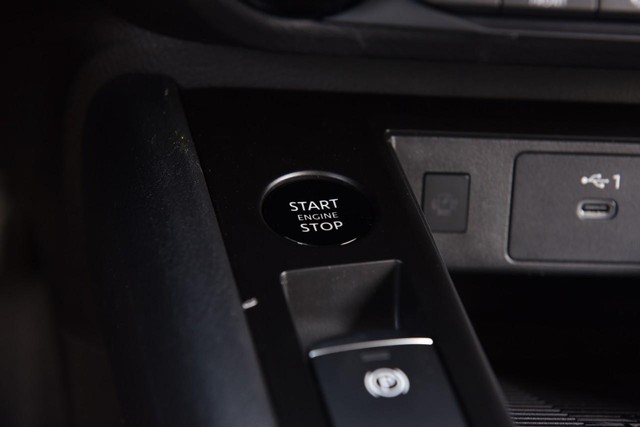 Nissan Kicks Vehicle Full-screen Gallery Image 18