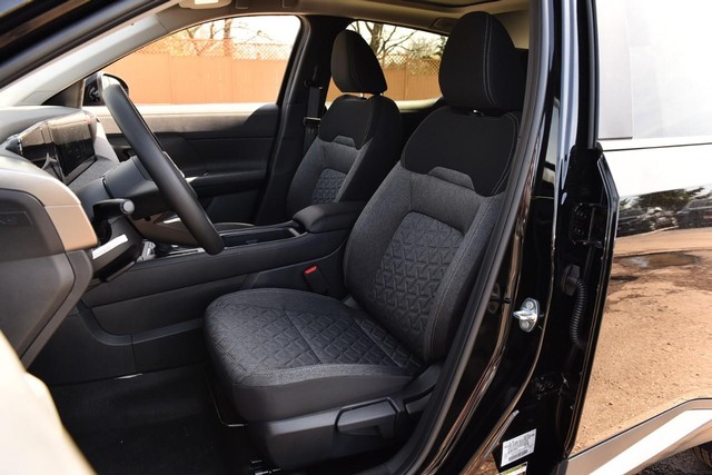 Nissan Kicks Vehicle Full-screen Gallery Image 21