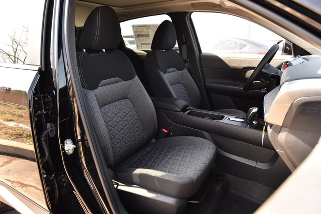 Nissan Kicks Vehicle Full-screen Gallery Image 22