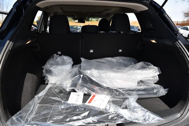 Nissan Kicks Vehicle Full-screen Gallery Image 25