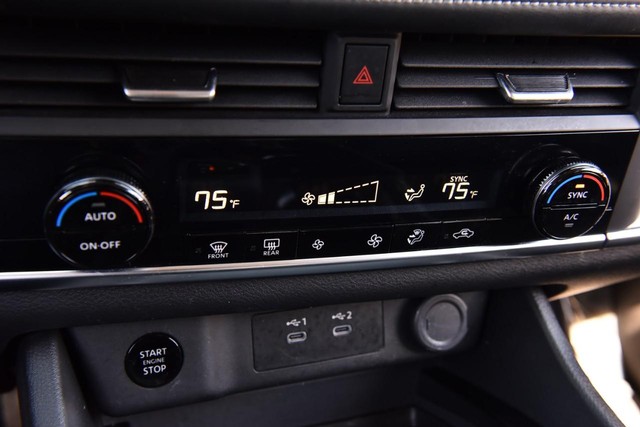 Nissan Rogue Vehicle Image 15