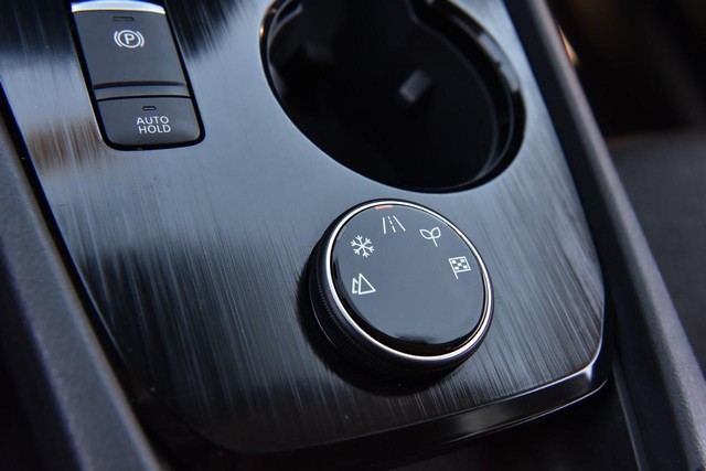 Nissan Rogue Vehicle Image 17