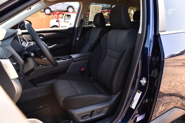 Nissan Rogue Vehicle Image 19