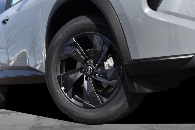 Nissan Rogue Vehicle Full-screen Gallery Image 3