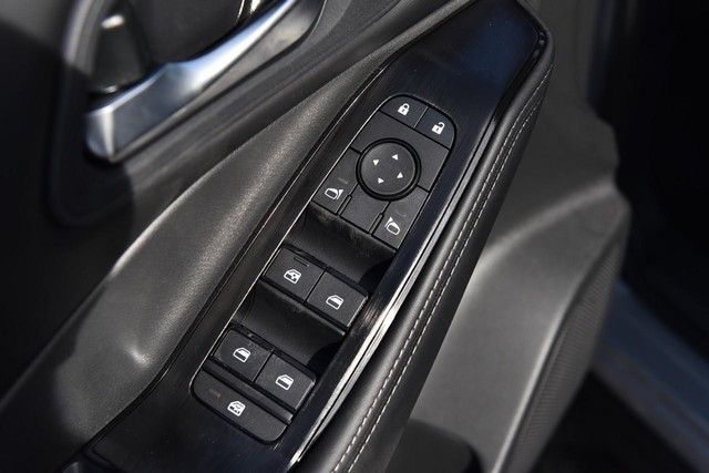 Nissan Rogue Vehicle Full-screen Gallery Image 9