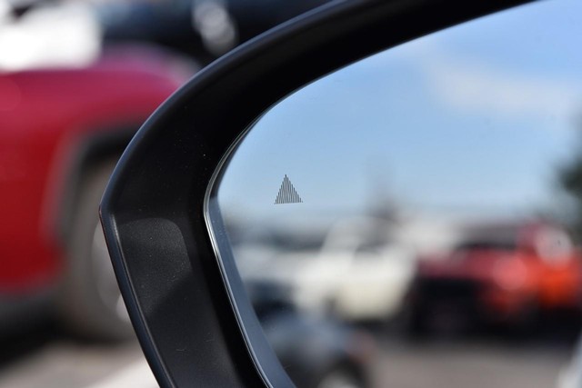 Nissan Rogue Vehicle Full-screen Gallery Image 10