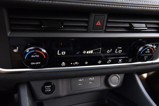 Nissan Rogue Vehicle Full-screen Gallery Image 15