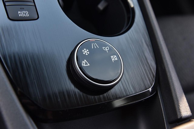 Nissan Rogue Vehicle Full-screen Gallery Image 17