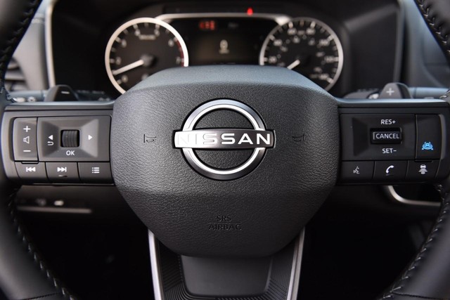 Nissan Rogue Vehicle Full-screen Gallery Image 18