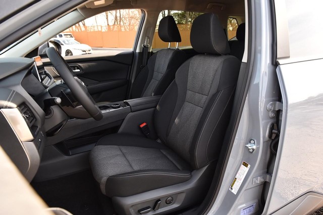 Nissan Rogue Vehicle Full-screen Gallery Image 19