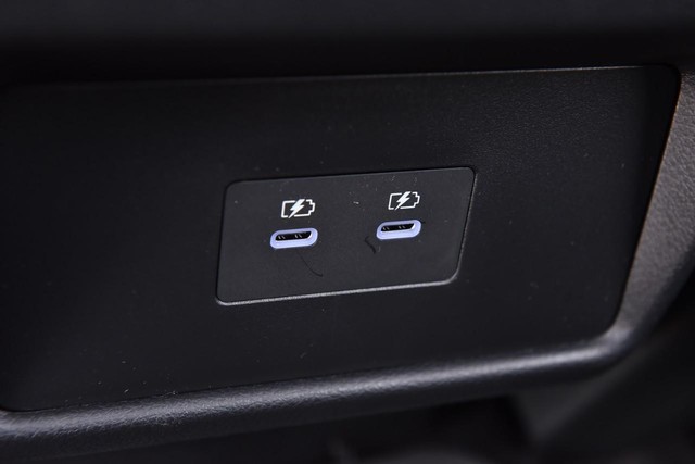 Nissan Rogue Vehicle Full-screen Gallery Image 23