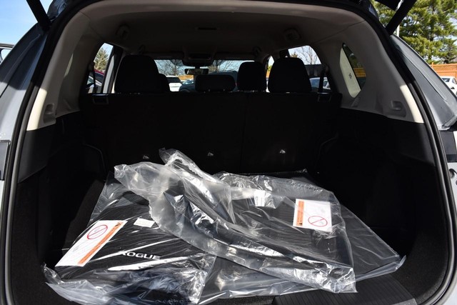 Nissan Rogue Vehicle Full-screen Gallery Image 24