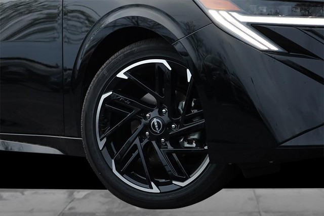 Nissan Sentra Vehicle Image 03