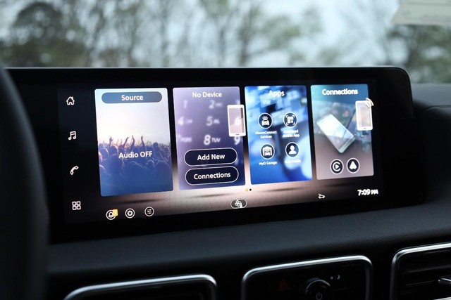 Nissan Sentra Vehicle Image 11