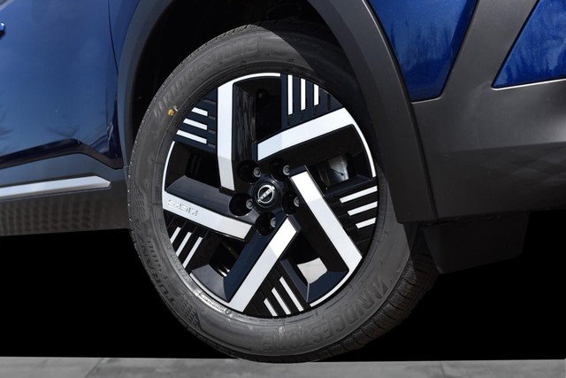 Nissan Kicks Vehicle Full-screen Gallery Image 3