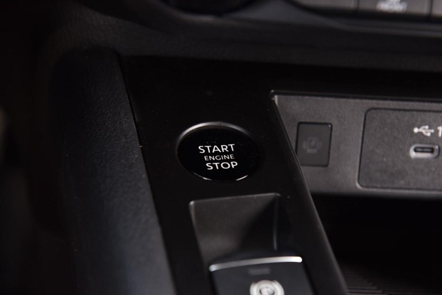 Nissan Kicks Vehicle Full-screen Gallery Image 18