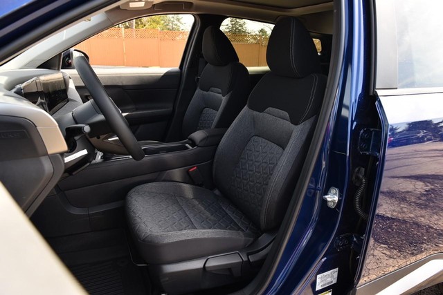 Nissan Kicks Vehicle Full-screen Gallery Image 21