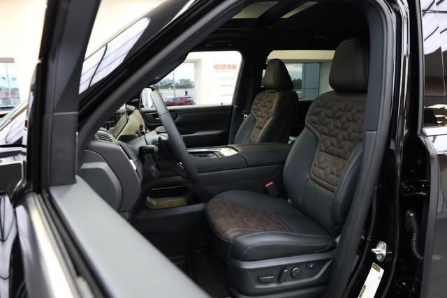 Nissan Armada Vehicle Image 11