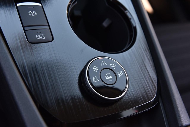 Nissan Rogue Vehicle Image 21