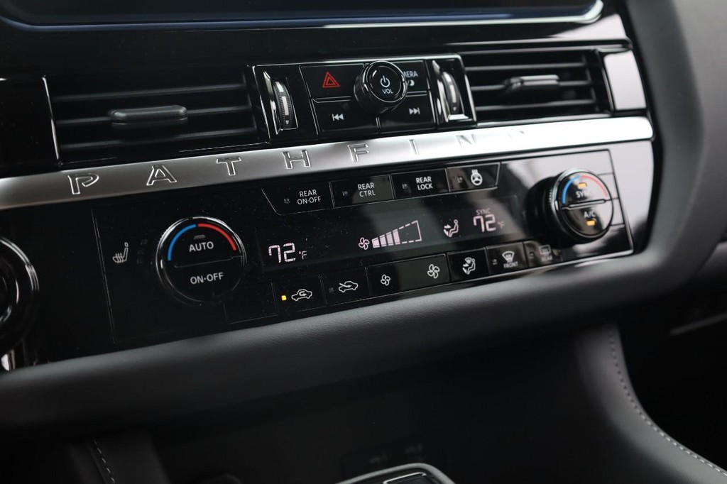 Nissan Pathfinder Vehicle Image 14