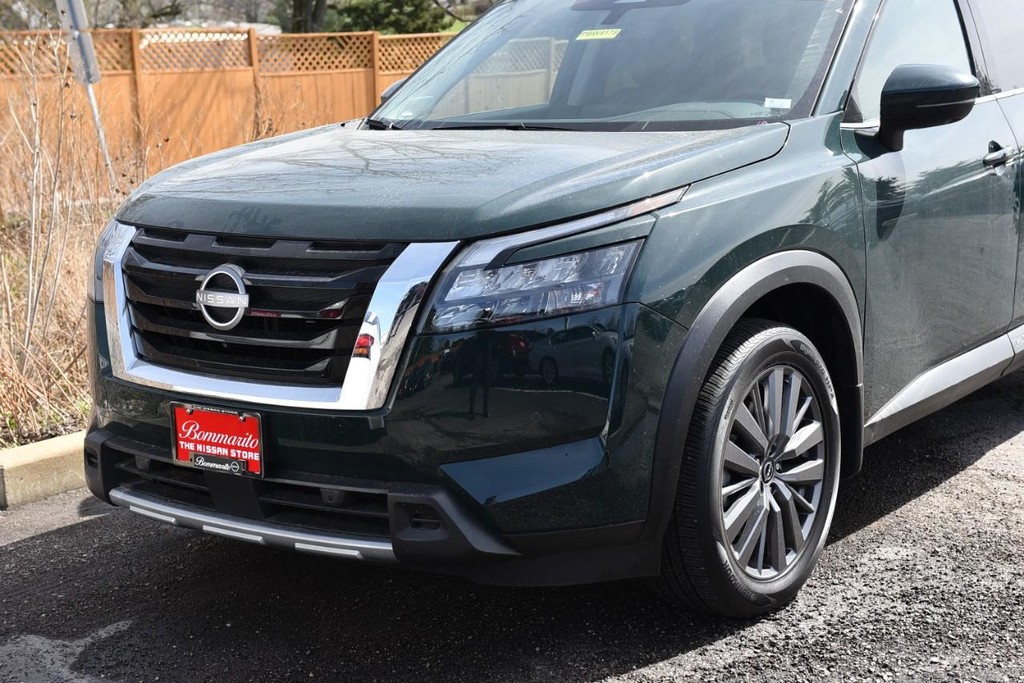 Nissan Pathfinder Vehicle Image 02