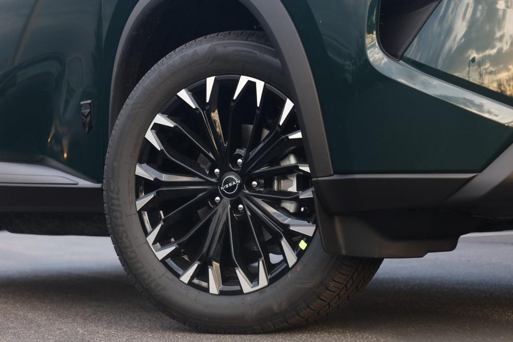 Nissan Rogue Vehicle Image 03