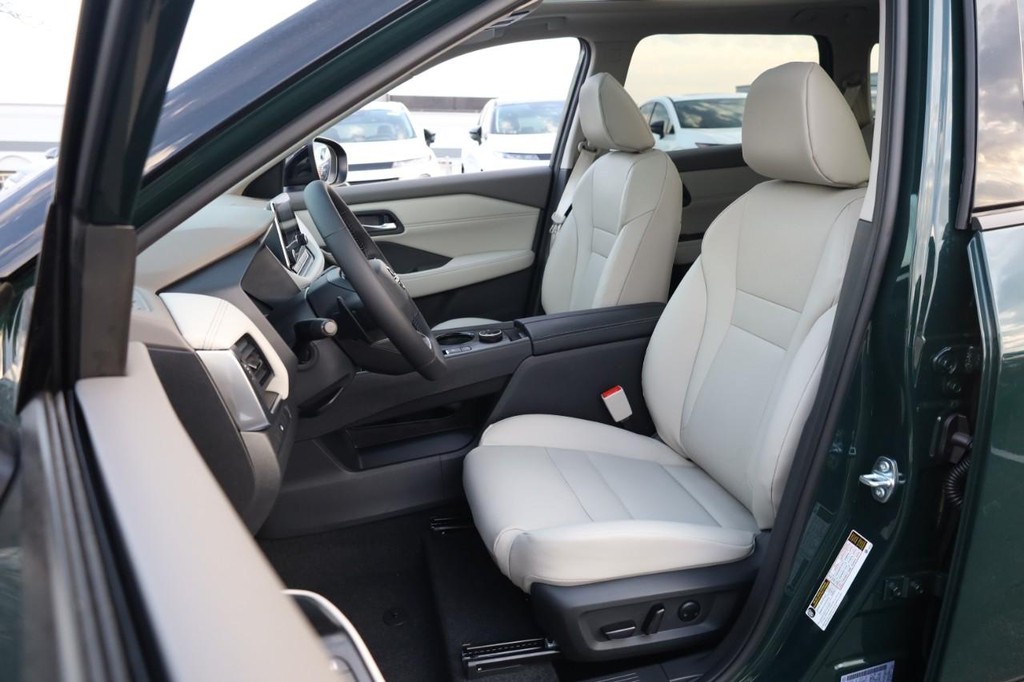 Nissan Rogue Vehicle Image 08