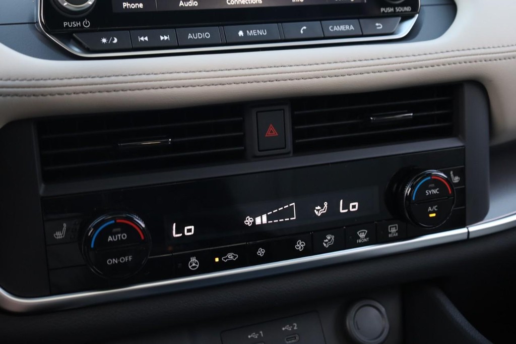 Nissan Rogue Vehicle Image 15