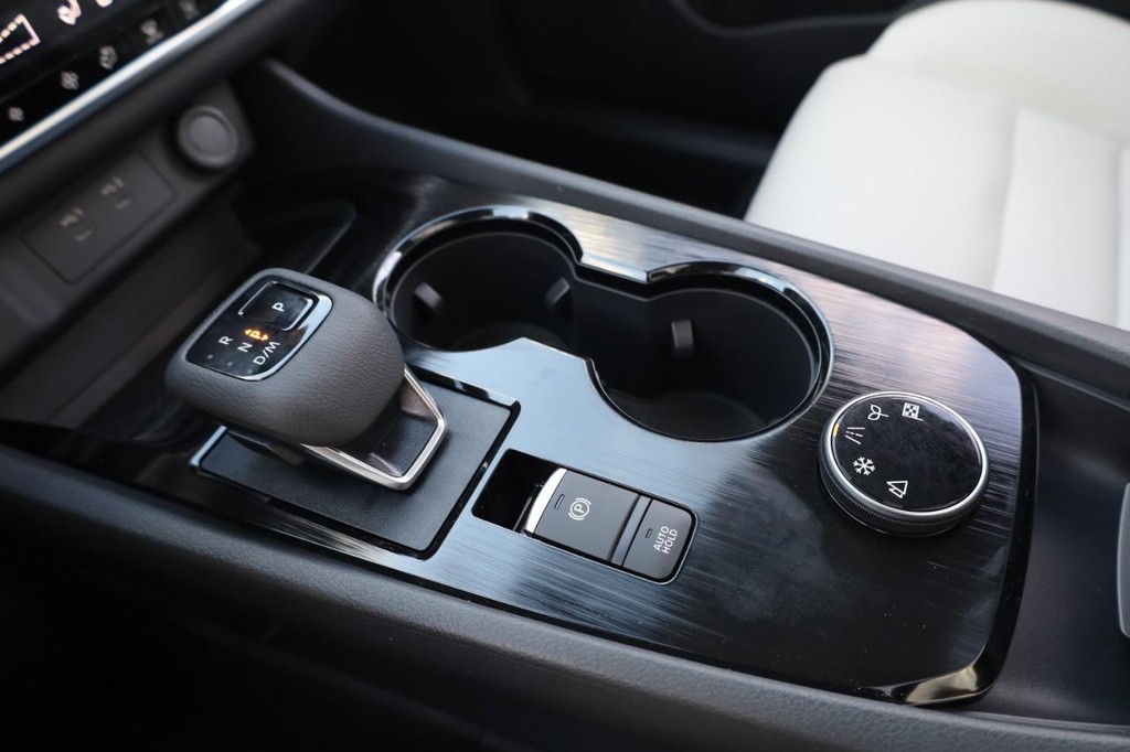 Nissan Rogue Vehicle Image 17