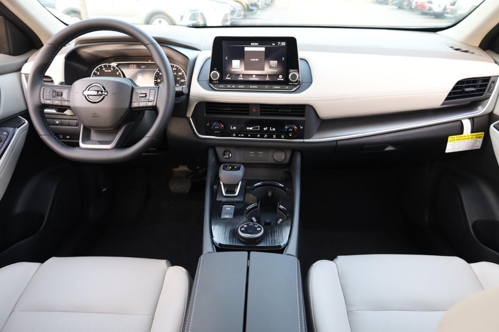 Nissan Rogue Vehicle Image 24