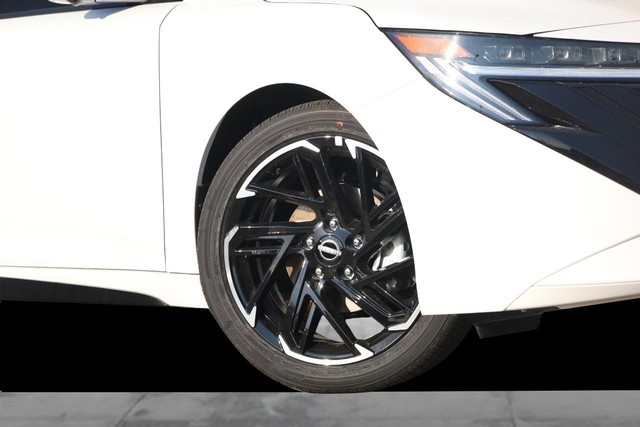 Nissan Sentra Vehicle Image 03