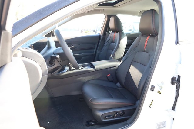 Nissan Sentra Vehicle Image 08