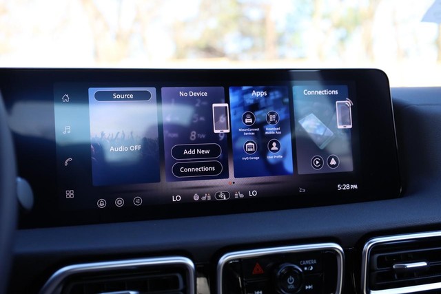 Nissan Sentra Vehicle Image 12