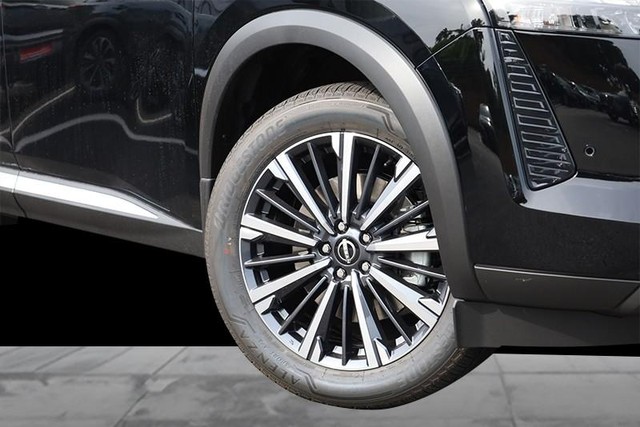 Nissan Pathfinder Vehicle Full-screen Gallery Image 3