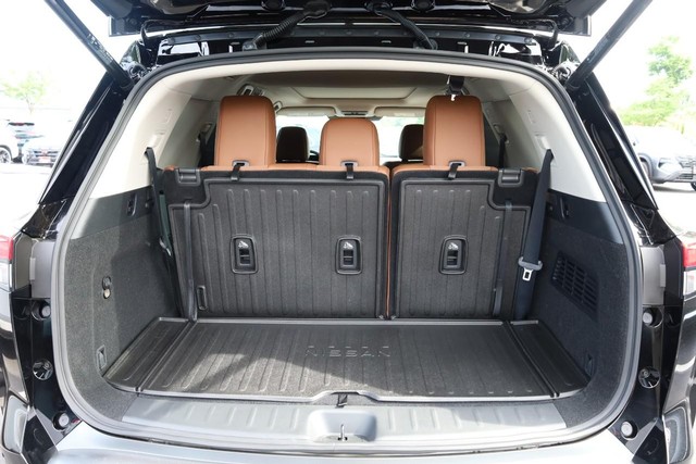 Nissan Pathfinder Vehicle Full-screen Gallery Image 7