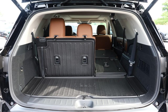 Nissan Pathfinder Vehicle Full-screen Gallery Image 8