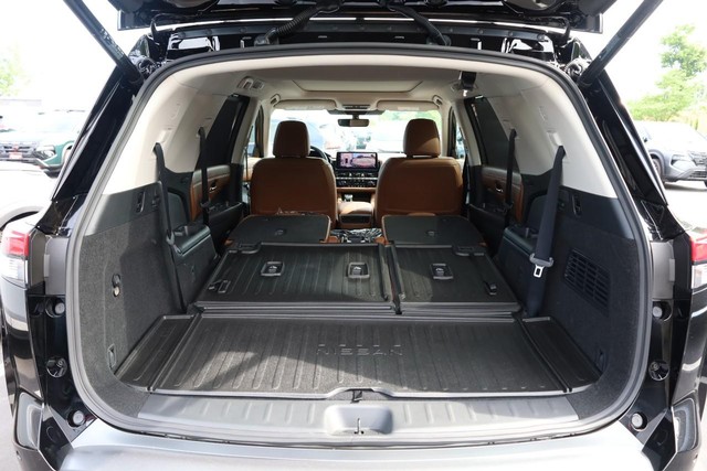 Nissan Pathfinder Vehicle Full-screen Gallery Image 9