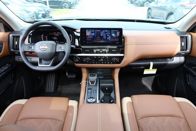 Nissan Pathfinder Vehicle Full-screen Gallery Image 28