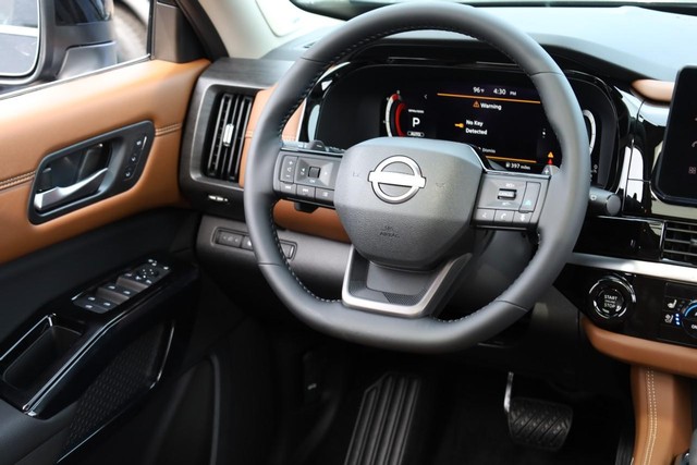 Nissan Pathfinder Vehicle Full-screen Gallery Image 29