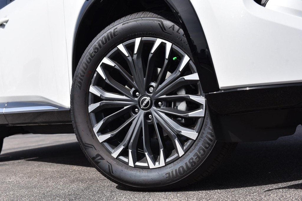 Nissan Rogue Vehicle Full-screen Gallery Image 3