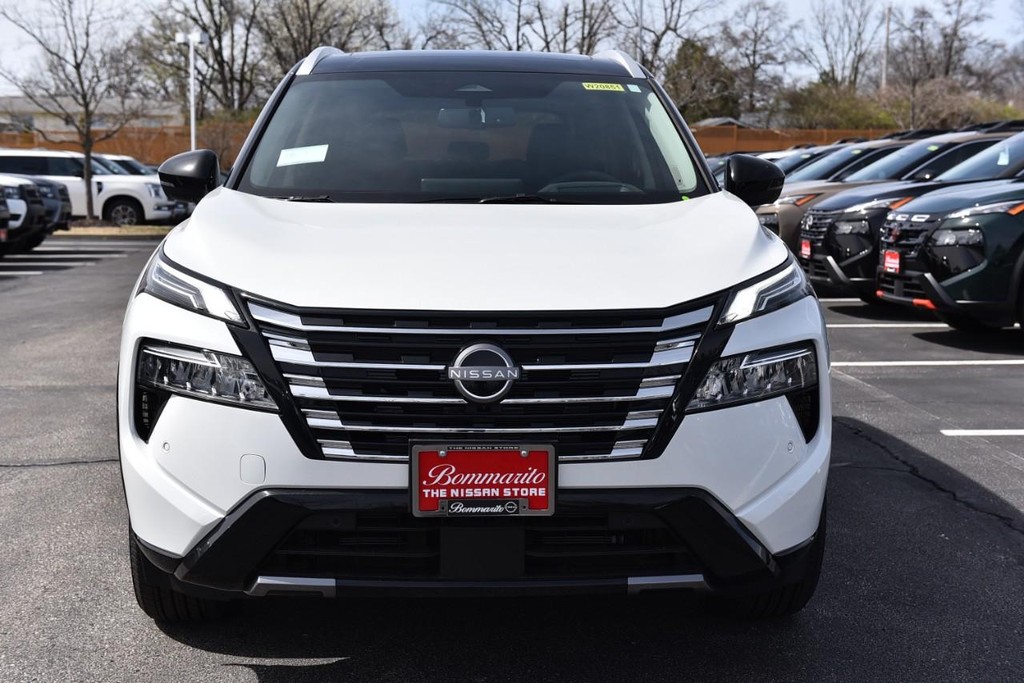 Nissan Rogue Vehicle Full-screen Gallery Image 4