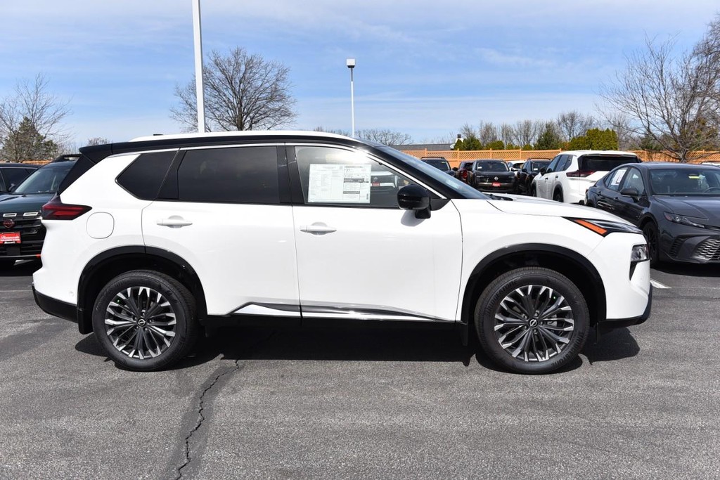 Nissan Rogue Vehicle Full-screen Gallery Image 5