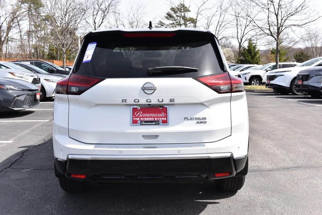 Nissan Rogue Vehicle Full-screen Gallery Image 6