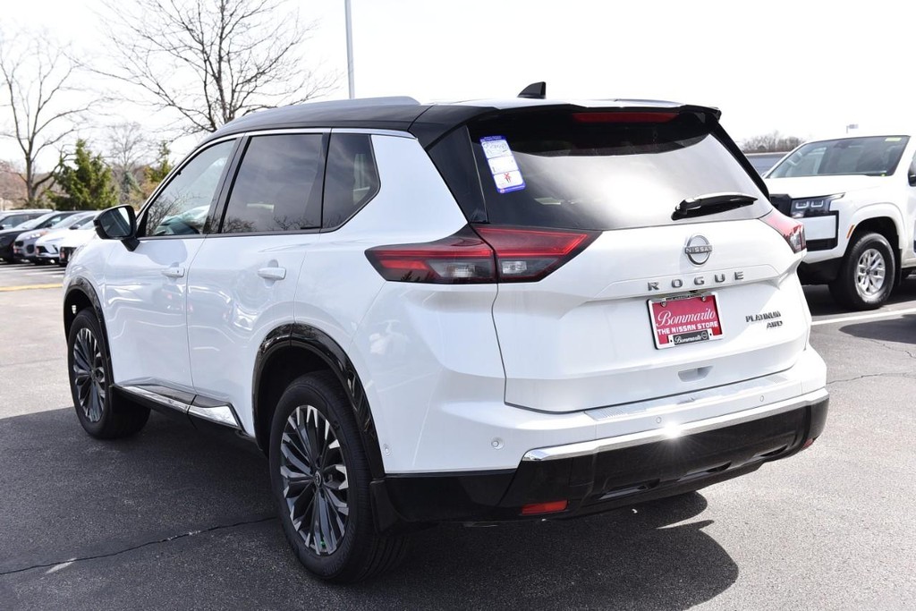 Nissan Rogue Vehicle Full-screen Gallery Image 7